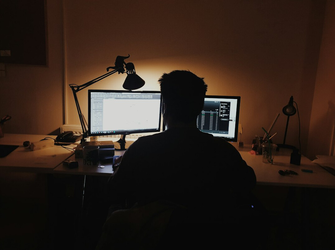 croatian programmer at desk